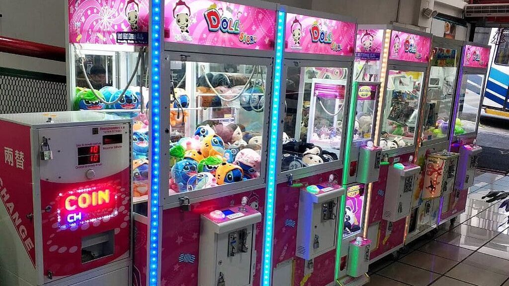 Un usuario de Tik tok explica cómo ganar un peluche de la máquina de peluches