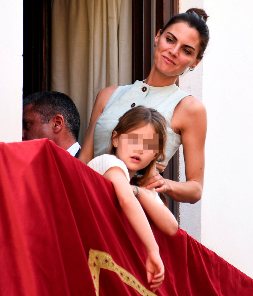 Amaia Salamanca, muy cariñosa con su hija Olivia en la Semana Santa de Sevilla