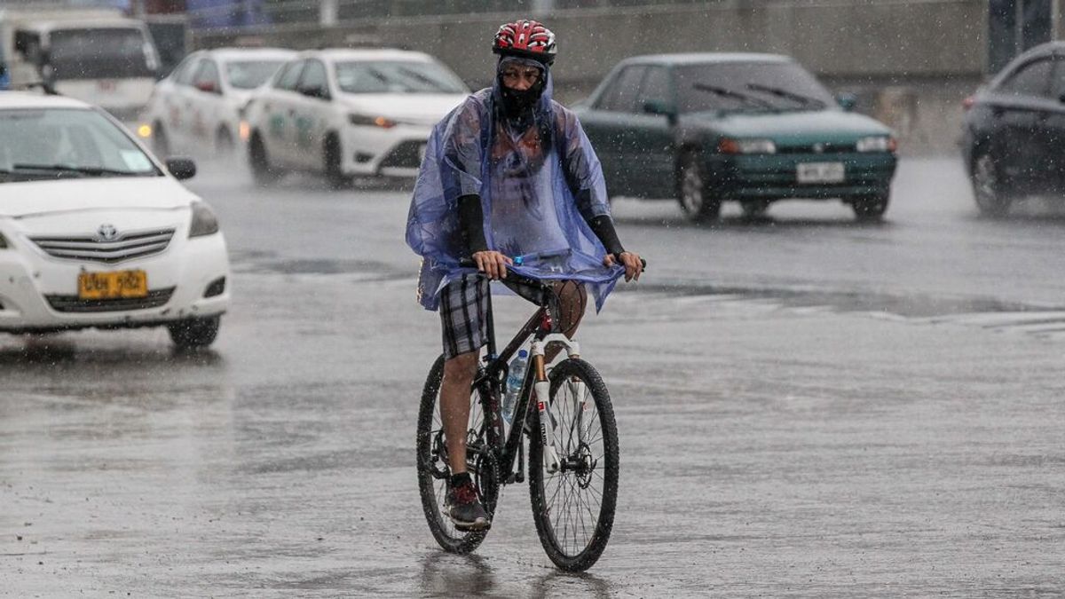 EuropaPress_3402060_hombre_circula_bicicleta_manila_lluvias_tifon_molave EuropaPress_3402060_hombre_circula_bicicleta_manila_lluvias_tifon_molave