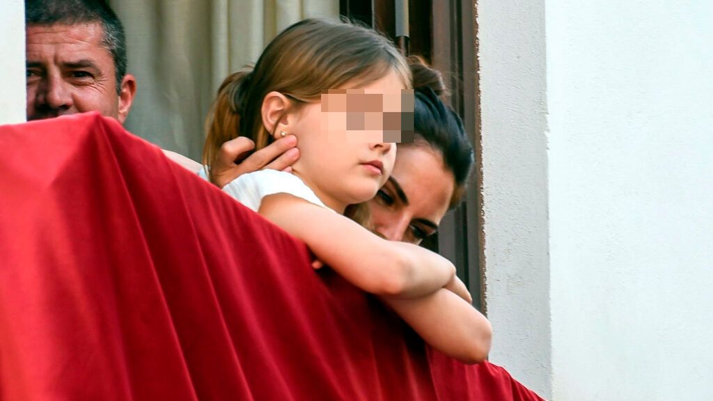 Amaia Salamanca, muy cariñosa con su hija Olivia en la Semana Santa de Sevilla