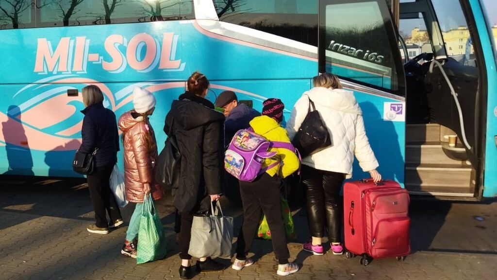 EuropaPress_4325030_autobus_juntos_vida_familias_ucranianas