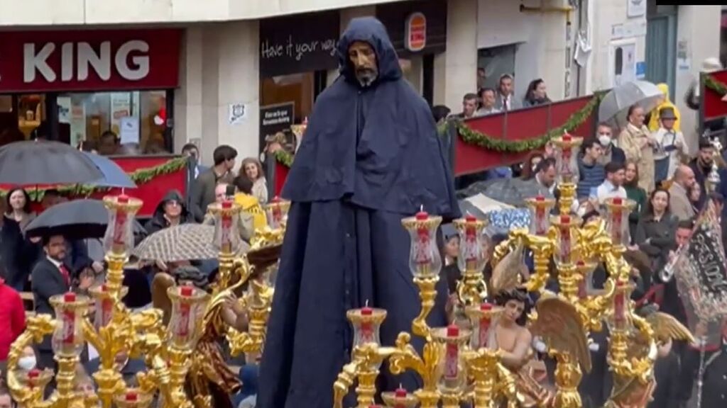 La lluvia amarga las procesiones de Semana Santa en Andalucía