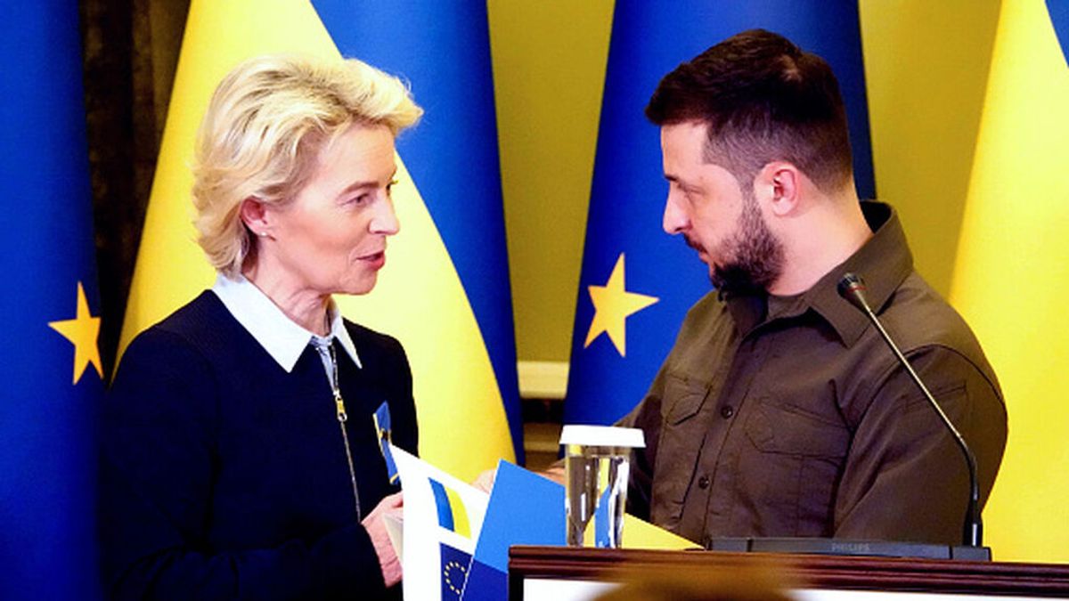 Zelenskiy insta a la UE a imponer sanciones a todos los bancos y al petróleo rusos Zelenskiy insta a la UE a imponer sanciones a todos los bancos y al petróleo rusos