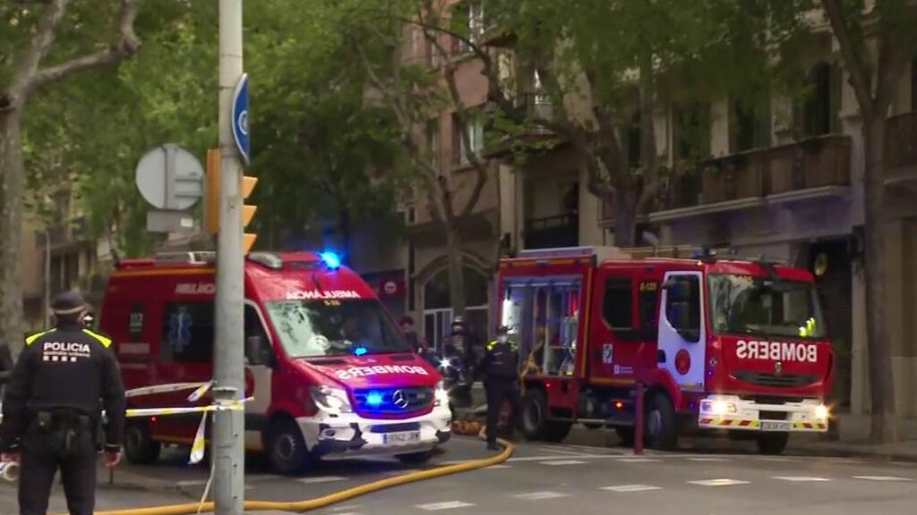 Un incendio en el Eixample de Barcelona deja un herido grave