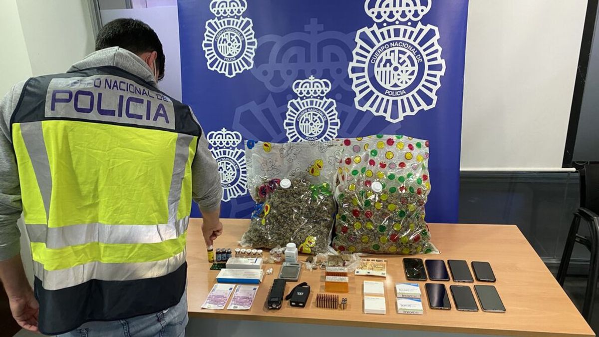 Detenida una pareja en Alicante por obligar a su hijo a vender droga en el instituto Detenida una pareja en Alicante por obligar a su hijo a vender droga en el instituto