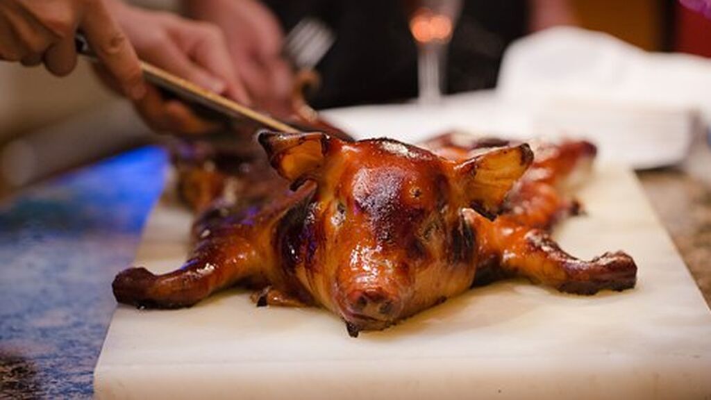 roast-suckling-pig-2480295__340
