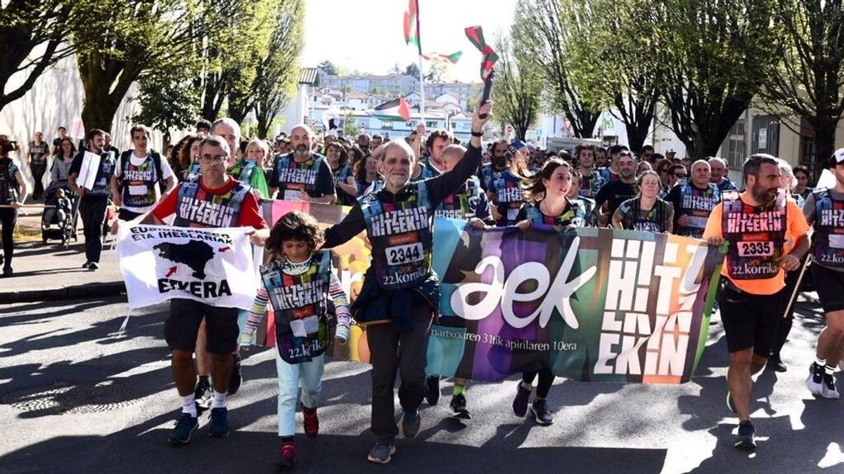 Víctimas de ETA denuncian que Josu Ternera portó el testigo de la Korrika en Bayona Víctimas de ETA denuncian que Josu Ternera portó el testigo de la Korrika en Bayona