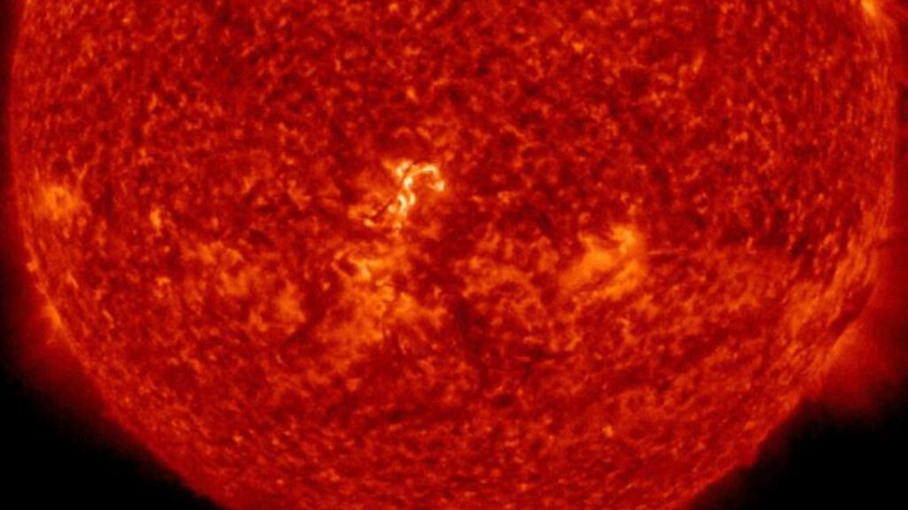 El Sol dispara una llamarada con forma de 'S' en dirección a la Tierra: así ha sido la erupción solar