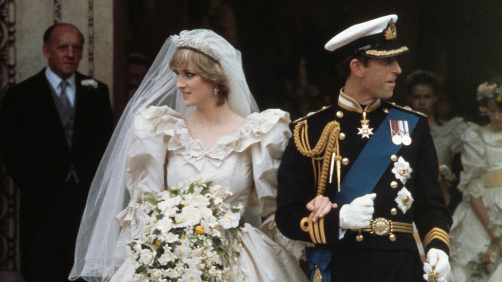 Su hijo Carlos contrajo matrimonio con la aristócrata Diana Spencer.