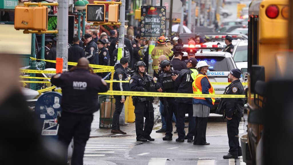 Un hombre abre fuego, causa al menos 13 heridos y deja explosivos sin detonar en el metro de Nueva York