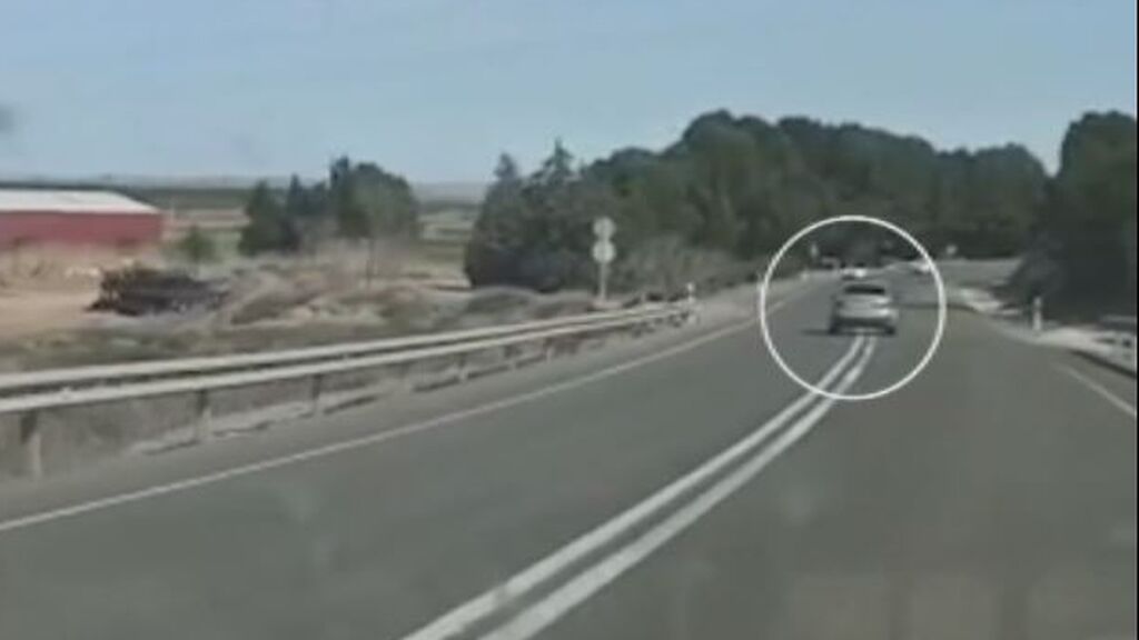 Graban a un coche haciendo 'eses' en una carretera de Zaragoza: "Va a matar a alguien"