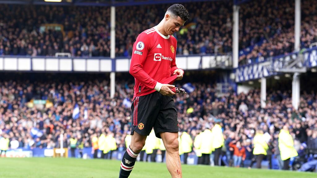 El momento en el que Cristiano Ronaldo pega un manotazo a un niño