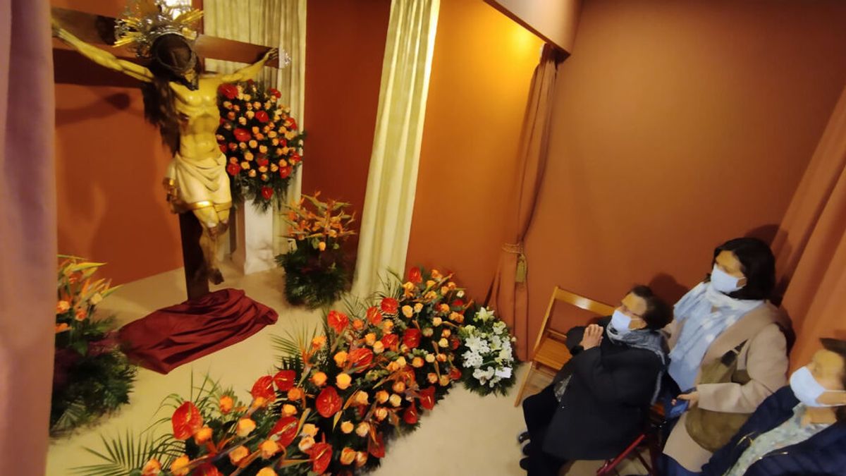 Los hogares de los devotos vuelven a transformarse en capillas en la Semana Santa Marinera de Valencia