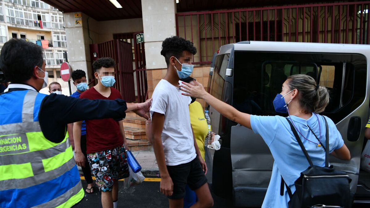 El Gobierno suprimirá los desnudos integrales y las pruebas ginecológicas para determinar la edad de los migrantes El Gobierno suprimirá los desnudos integrales y las pruebas ginecológicas para determinar la edad de los migrantes