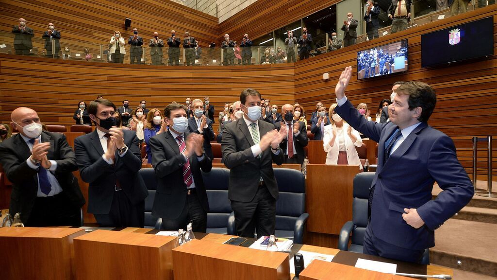 El reelegido presidente de la Junta de Castilla y León, Alfonso Fernández Mañueco, saluda a sus compañeros de partido