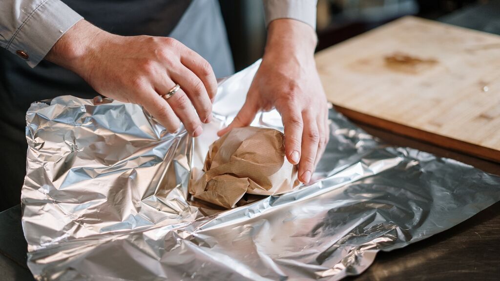 Usar papel de aluminio o papel de cocina: errores y aciertos al cocinar con ellos