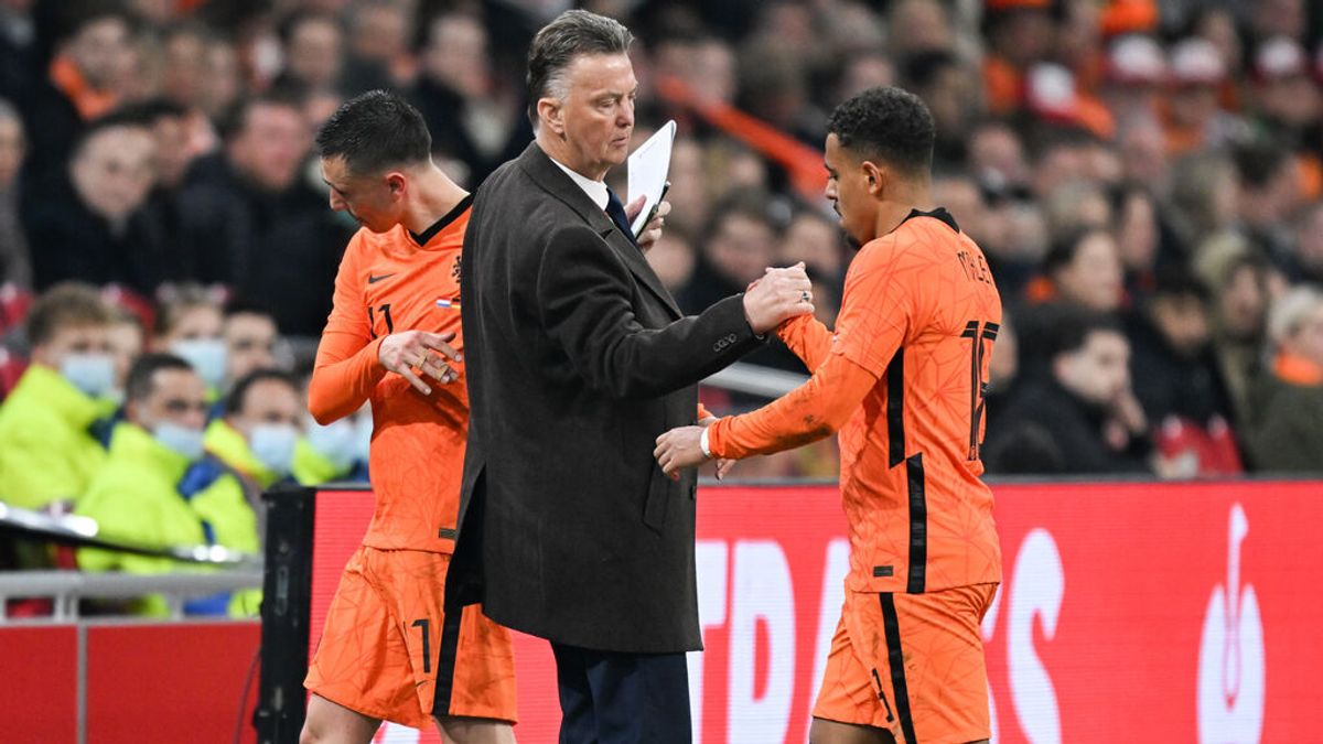 Van Gaal explica su tratamiento contra el cáncer: "Me sometí a 25 sesiones de radioterapia" Van Gaal explica su tratamiento contra el cáncer: "Me sometí a 25 sesiones de radioterapia"