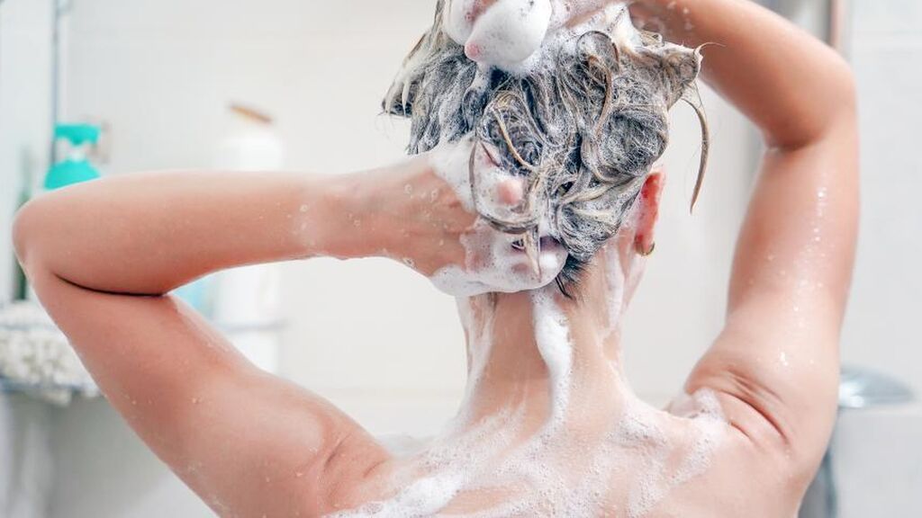 Lo mejor será lavarse el pelo durante unas cinco o seis veces.