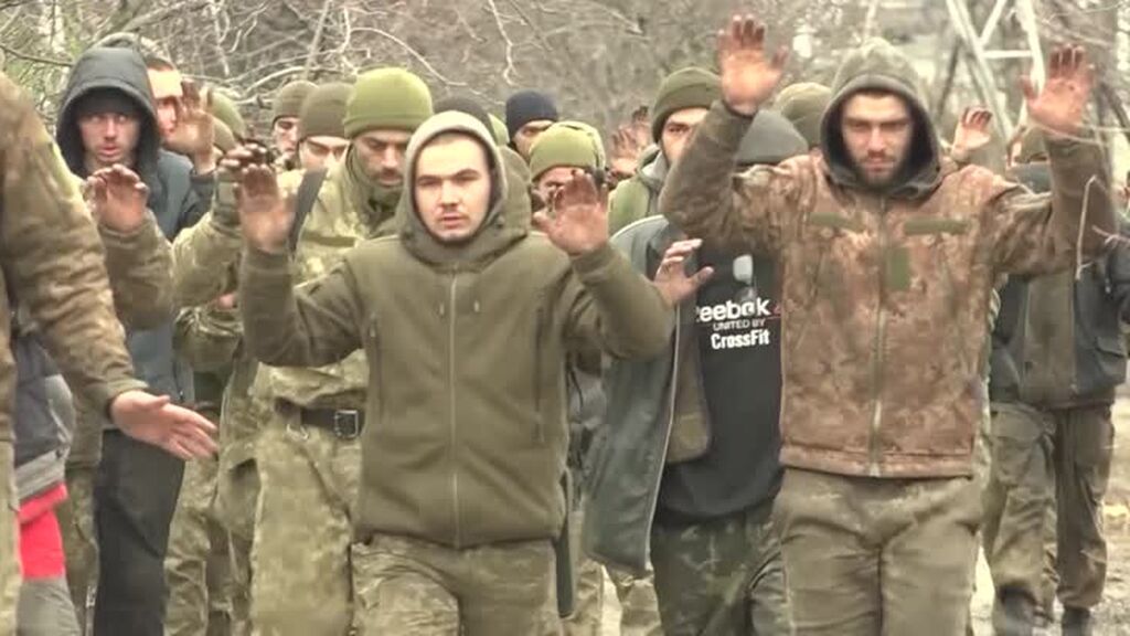 Soldados ucranianos se rinden en Mariúpol