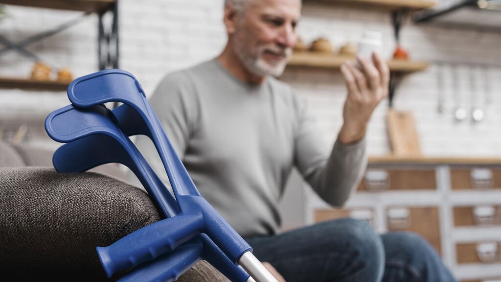 A mi padre le empieza a costar andar: ¿cómo decidir entre bastón, muletas o andador?