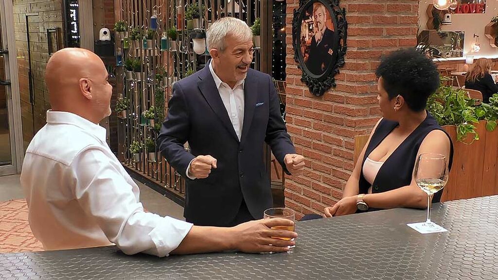 Fabricia siente que su cita tiene un brillo especial: “Tiene los ojos muy bonitos y la calva le brillaba bastante, tiene un punto chaval”