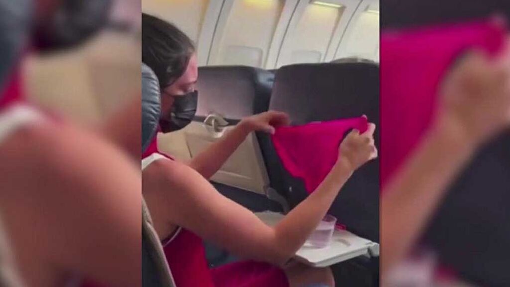 Lo nunca visto: Lava su ropa interior a bordo de un avión