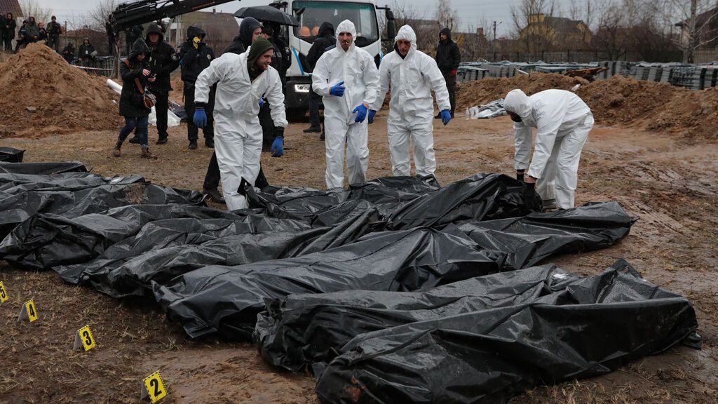 EuropaPress_4372944_08_april_2022_ukraine_bucha_ukrainian_soldiers_line_up_body_bags_containing