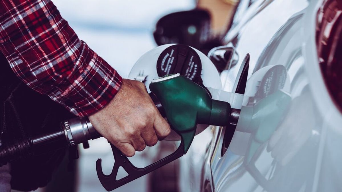 Cataluña investigará 18 gasolineras que subieron sus precios ante el descuento del Gobierno Cataluña investigará 18 gasolineras que subieron sus precios ante el descuento del Gobierno