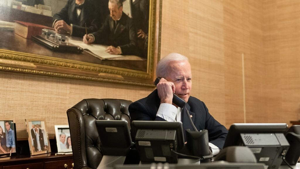 EuropaPress_3717534_presidente_estados_unidos_joe_biden_hablando_telefono