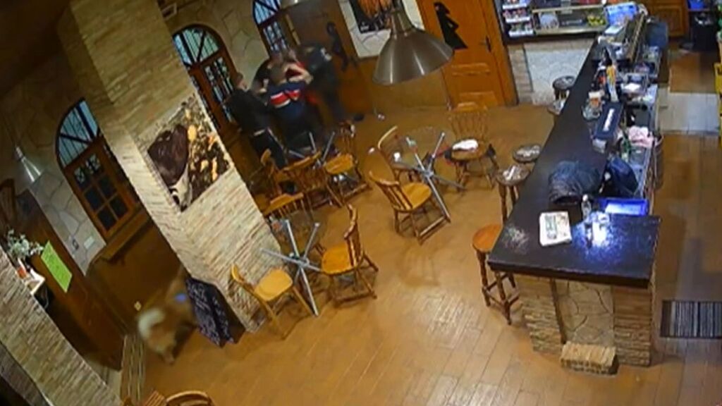 Tres hombres rusos dan una brutal paliza a un ucraniano en un bar de Torrevieja