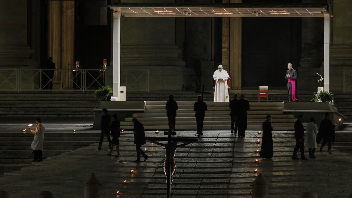 Críticas al Papa por organizar un Vía Crucis con una mujer rusa y una ucraniana llevando juntas la Cruz Críticas al Papa por organizar un Vía Crucis con una mujer rusa y una ucraniana llevando juntas la Cruz