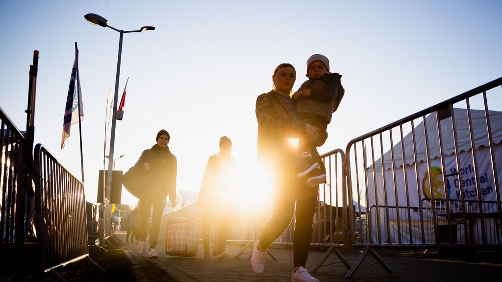 EuropaPress_4380673_13_april_2022_poland_przemysl_ukrainian_family_sets_off_for_the_onward