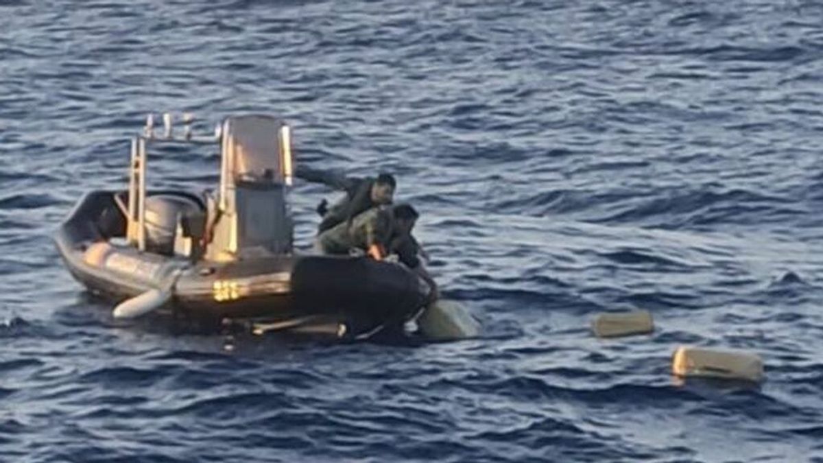 Localizados 26 fardos de hachís flotando a 40 millas de la costa de Alicante Localizados 26 fardos de hachís flotando a 40 millas de la costa de Alicante