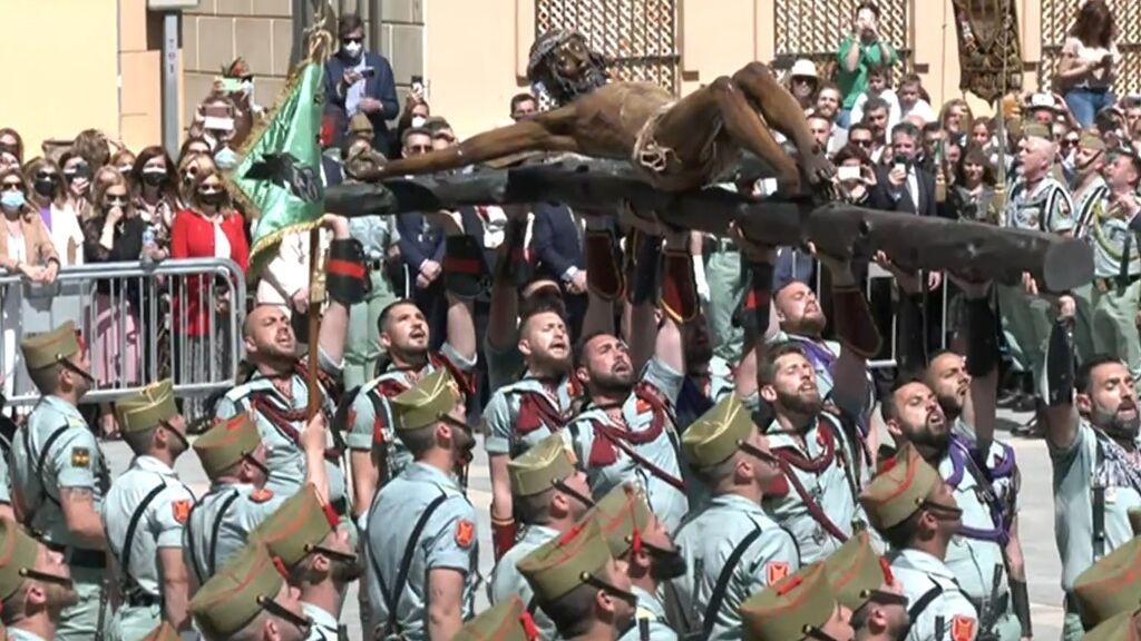 La Legión alza al Cristo de la Buena Muerte en el Jueves Santo de Málaga