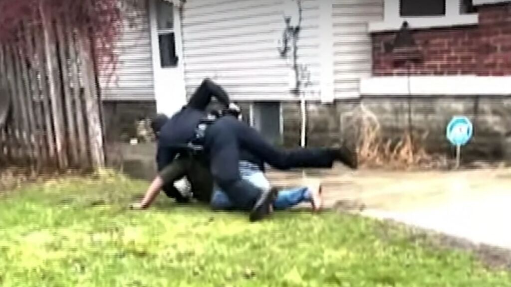 Un policía blanco mata de un disparo en la cabeza a un joven negro en Michigan