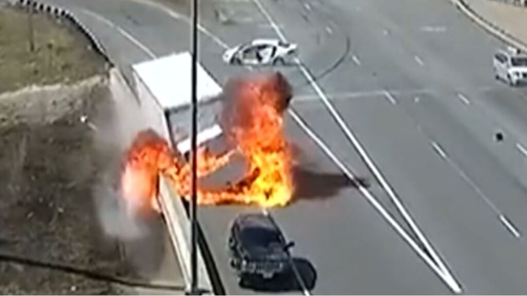 El conductor de un camión sale ileso de un impactante accidente de tráfico ocurrido en Minnesota