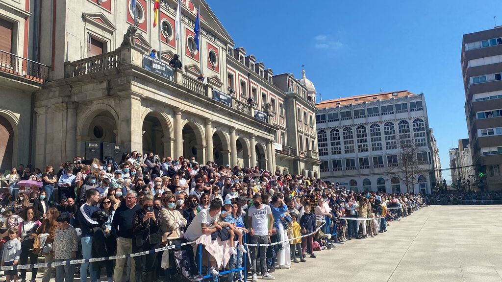 Cientos de personas se congregaron en los alrededores de la plaza de Armas.