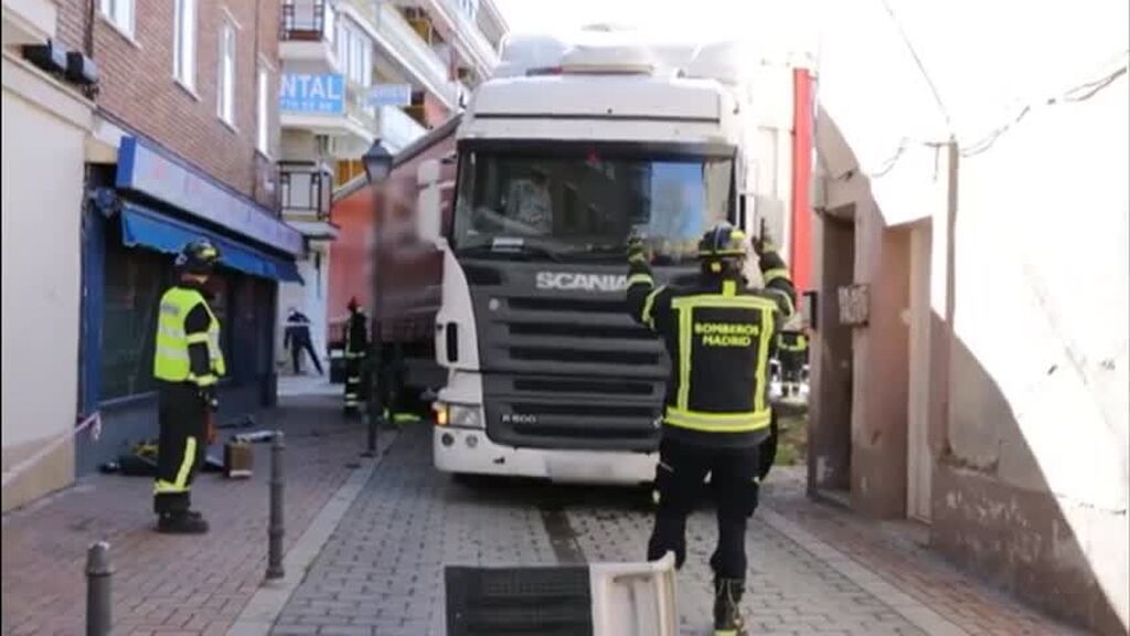 Una mala indicación acaba con un camión atrapado en una calle de Vicálvaro, en Madrid