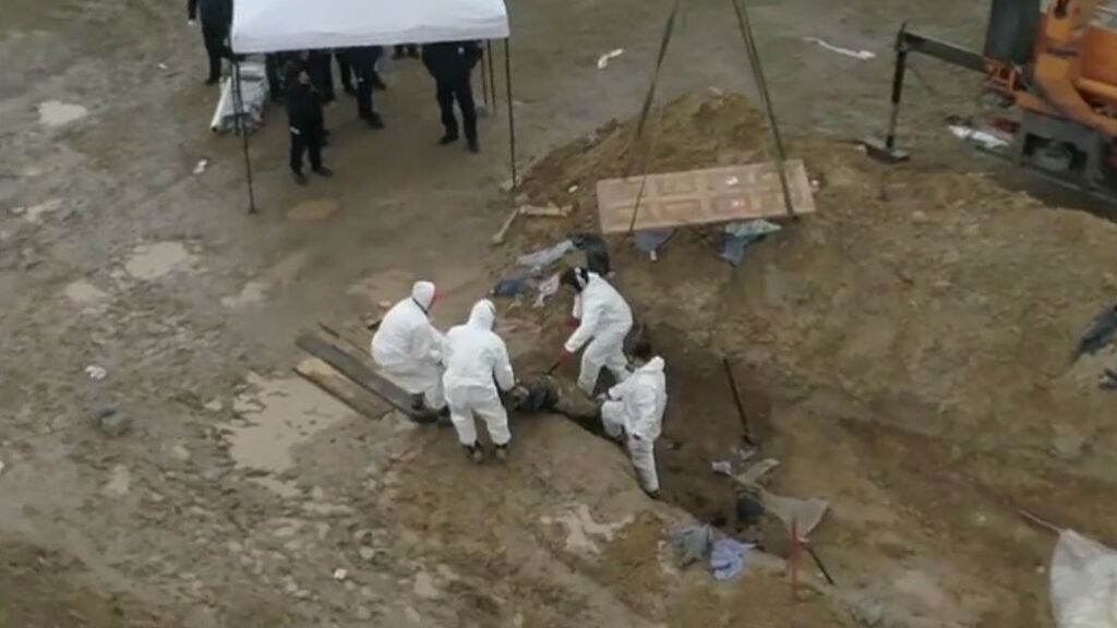 Los forenses siguen con la exhumación de fosas comunes en la localidad ucraniana de Bucha
