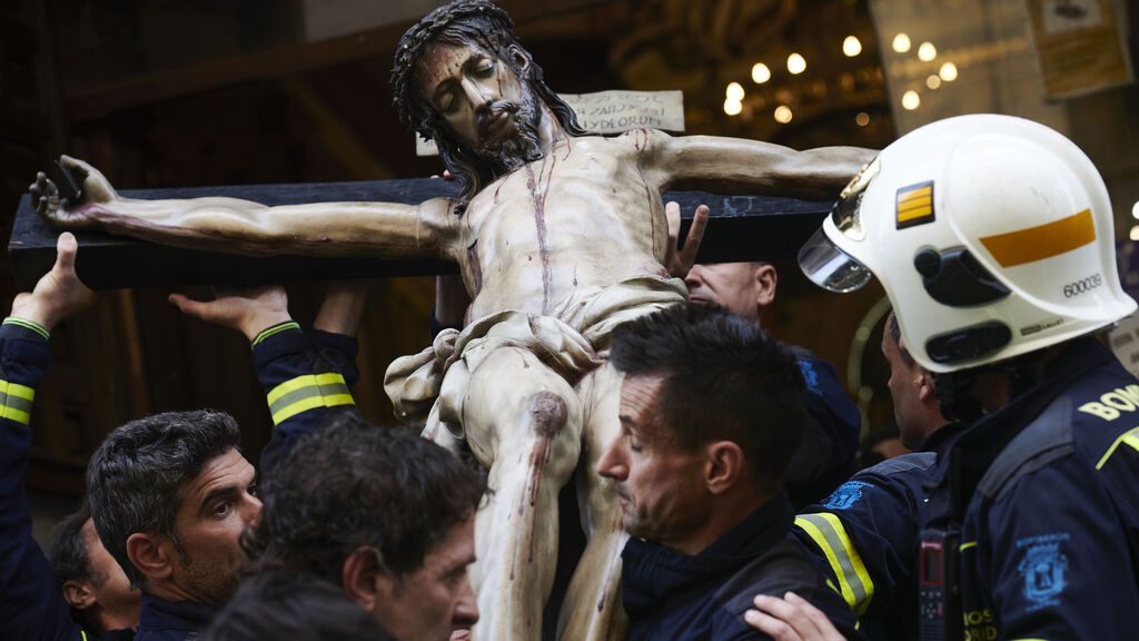 Varios bomberos sacan la talla de El Cristo de los Niños, del siglo XVII (Madrid)