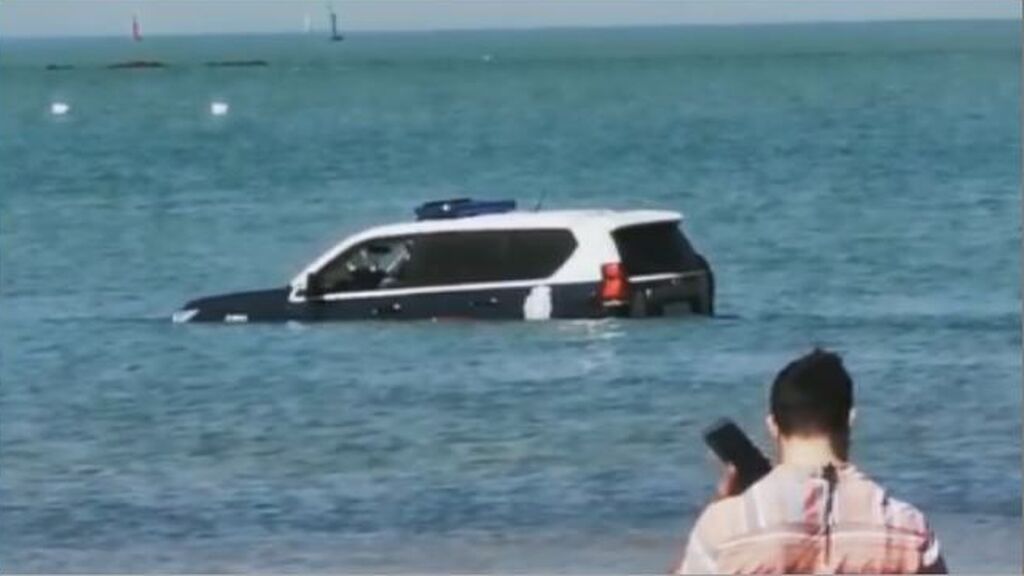 Una patrulla de la Policía Nacional encalla en la playa en Sanlúcar de Barrameda