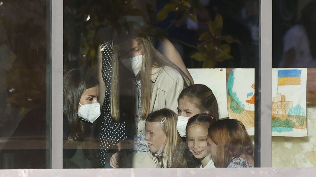 Los reyes Felipe VI y Letizia y sus hijas visitan un centro de acogida a ucranianos en Madrid