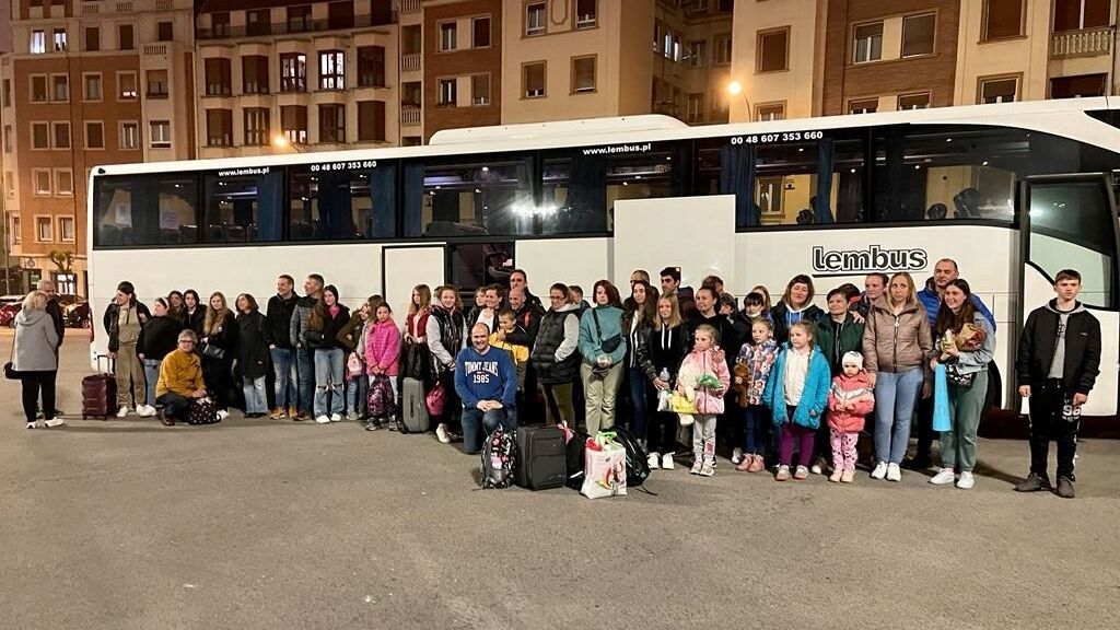 LLegada a Bilbao del primer autobús con familias ucaranianas fletado por Chernobil Elkartea