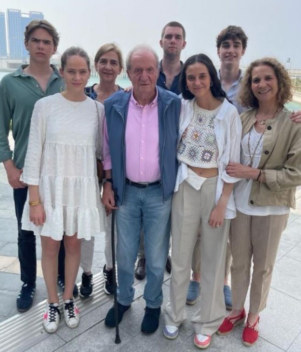 El rey emérito junto a las infantas Elena y Cristina y varios de sus nietos en Abu Dabi