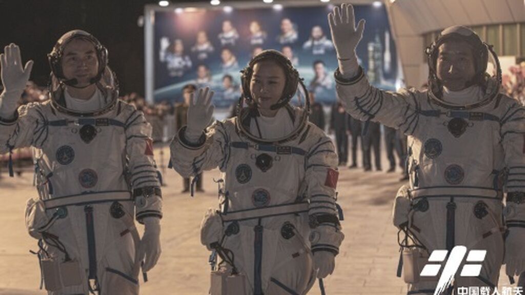 Los astronautas de la misión china Shenzhou-13 regresan a Tierra tras seis meses en el espacio