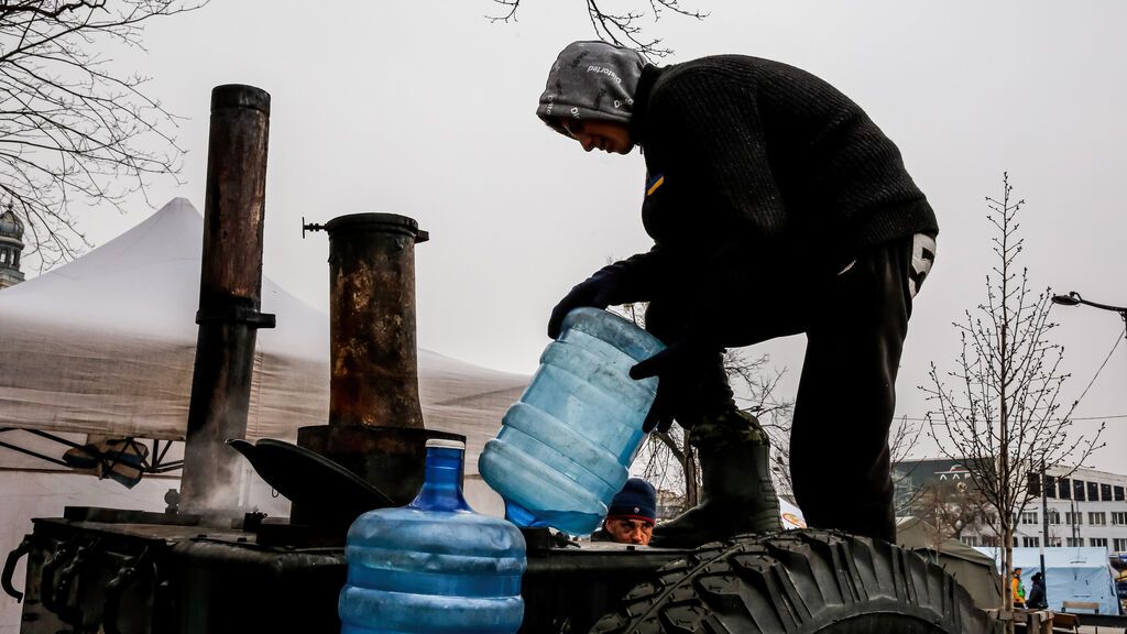Reabastecimiento de agua durante la guerra en Ucrania
