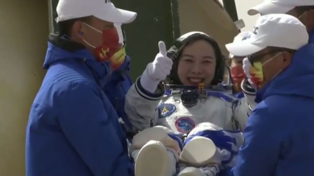 Llegan a la Tierra tres astronautas chinos después de permanecer en el espacio 183 días