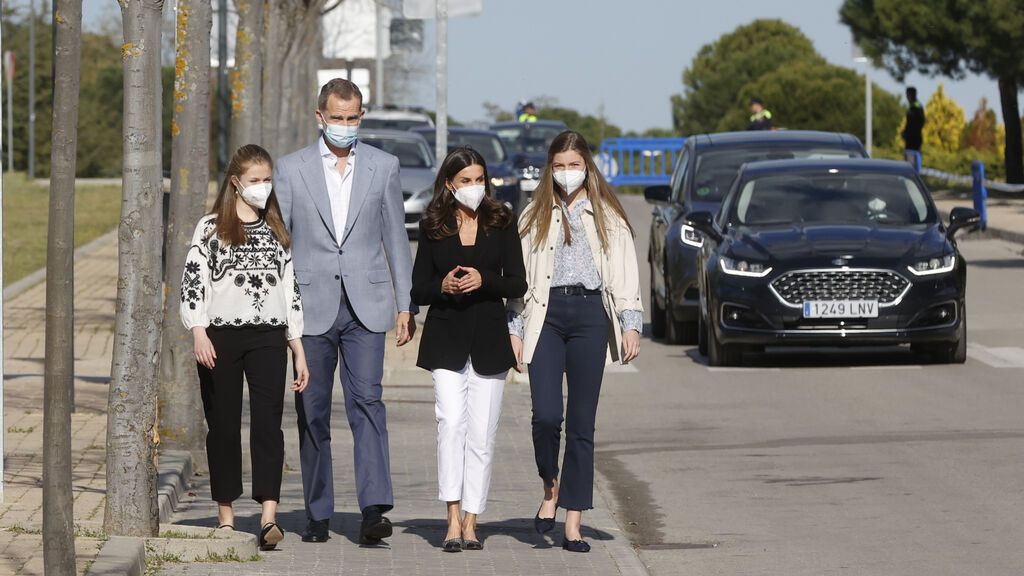 Los reyes Felipe VI y Letizia y sus hijas visitan un centro de acogida a ucranianos en Madrid