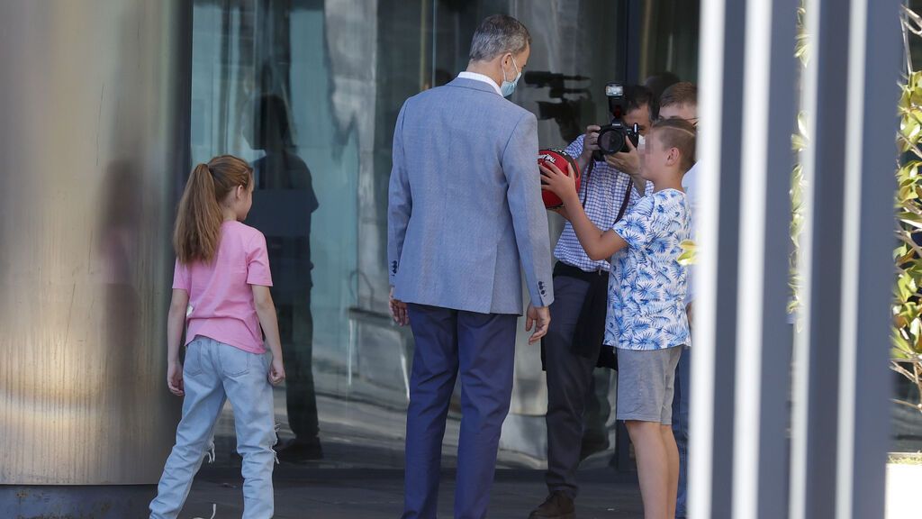 Los reyes Felipe VI y Letizia y sus hijas visitan un centro de acogida a ucranianos en Madrid