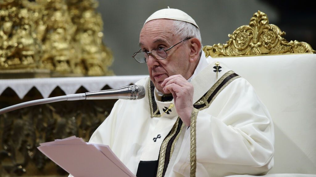El dolor de rodilla impide al Papa presidir la misa de la Vigilia Pascual